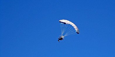 Wypadek spadochroniarki w Lasocicach. Wezwano śmigłowiec LPR-78596