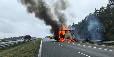 Pożar naczepy na ekspresówce. Pali się ładunek papieru (zdjęcia)-79251