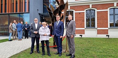 Przed biblioteką w Lesznie stanęła rzeźba. Ma symboliczne znaczenie (zdjęcia)-79617