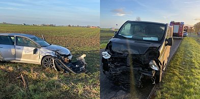 Zderzenie dwóch aut na skrzyżowaniu. Jedno dachowało (zdjęcia)-79772