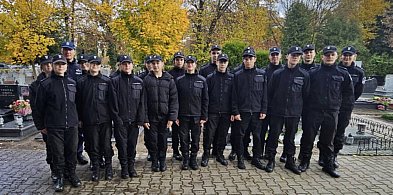 Mundurowi licealiści pomagali na cmentarzach i rozdawali odblaski (zdjęcia)-79844