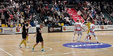 Szalony mecz w hali Trapez. Padło w nim aż 17 bramek-79886