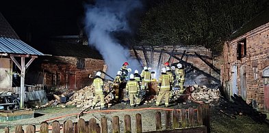 W Ujazdowie spłonęła stodoła. Straty wynoszą 70.000 złotych (zdjęcia)-80192
