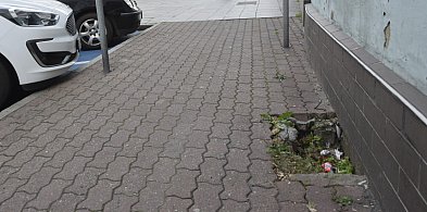 Niebezpieczna dziura w centrum Leszna. Czytelniczka prosi o interwencję-80225
