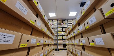 2,5 kilometra akt wywiozą z Leszna do Bydgoszczy i to pod nadzorem policji-80276