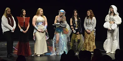 Młodzi projektanci pokazali w Lesznie kreacje nawiązujące do AI (zdjęcia)-80288