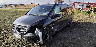 Dwa auta zderzyły się w Nowej Wsi. Jedna osoba w szpitalu (zdjęcia)-80462