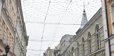 W Lesznie trwa montaż świątecznych iluminacji. Nowością będą...-80507