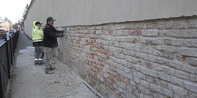 Mur wokół lapidarium znów jest remontowany. Poprzednie prace nie...-80549