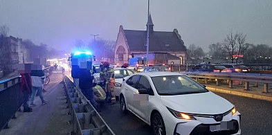 Zderzenie 4 aut na wiadukcie w Lesznie. Jedna osoba w szpitalu (zdjęcia)-80718