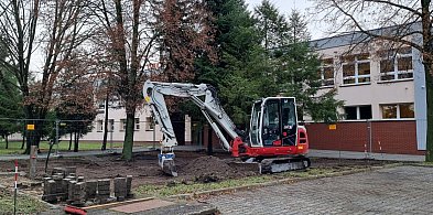 Przed Zespołem Szkół Technicznych w Lesznie stanie pomnik. Szykują teren-80991