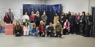 II LO w Lesznie przygotowało paczki dla 37 potrzebujących rodzin (zdjęcia)-81105