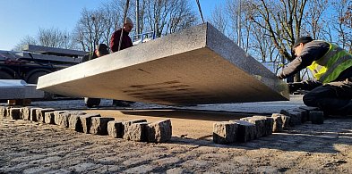 Zaczęło się. Stawiają pomnik przed szkołą w Lesznie (zdjęcia, film)-81522