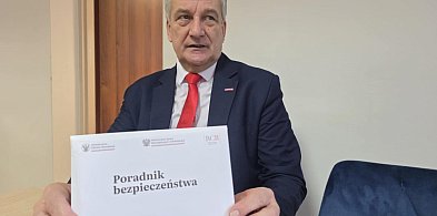 Listonosze roznoszą Poradniki Bezpieczeństwa wydane przez rząd-82090