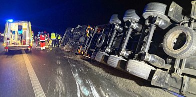 Tir jest wyciągany z rowu. Część ekspresówki zamknięta. Funkcjonuje objazd-82411