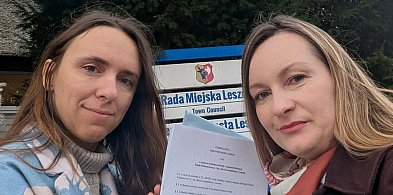 Kilkaset podpisów pod uchwałą w obronie Szkoły Podstawowej nr 1 w Lesznie-82453