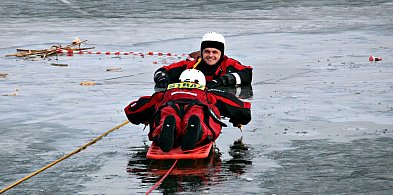 Strażacy ratowali człowieka pod lodem. To powinno być przestrogą (zdjęcia, film)-82450