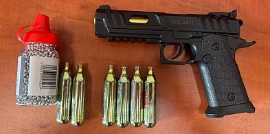 W centrum Leszna strzelał do ojca z pistoletu. Ponadto kradł perfumy-82585