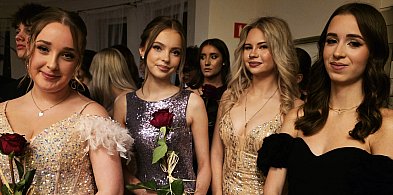 Studniówka III LO w Lesznie. 240 maturzystów na parkiecie (film, wkrótce zdjęcia)