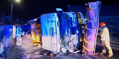 Pługopiaskarka przewróciła się na bok (zdjęcia, film)