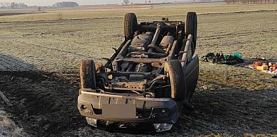 Dachował na polu. Kierowca trafił do szpitala (zdjęcia)