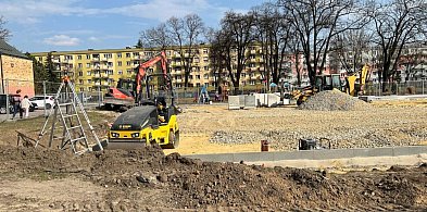 Nowe boisko wielofunkcyjne buduje się w Lesznie (zdjęcia)