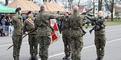 Kilkaset osób na przysiędze w jednostce wojskowej w Lesznie (zdjęcia)