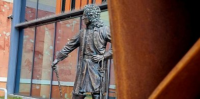 Pomnik króla Stanisława Leszczyńskiego stanął przed biblioteką. O co tu chodzi?