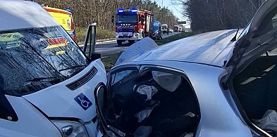 Zderzenie busa i osobówki. Strażacy informują: 5 osób trafiło do szpitala