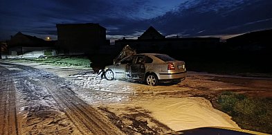 Po pijaku wbił się w betonowy garaż. Jego auto spłonęło