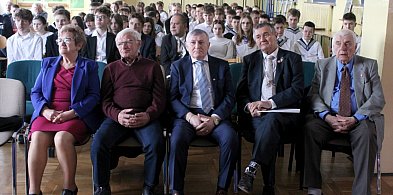 Marynarze z okrętu wojennego ORP Błyskawica w SP nr 2 Lesznie (zdjęcia)