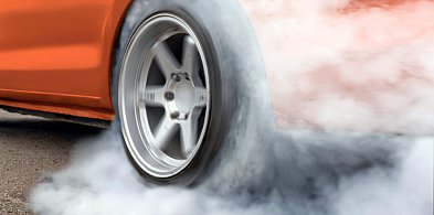 Mandat, punkty karne i utrata prawka za drift. Zapamięta to młody kierowca