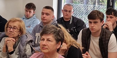 Seniorzy i uczniowie ZST na placu manewrowym (zdjęcia)