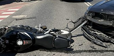 Zderzenie motocyklisty z samochodem. Jedna osoba w szpitalu