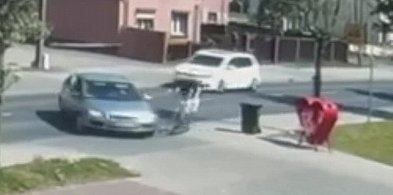 Zderzenie samochodu i nastolatka na elektrycznej hulajnodze (film)