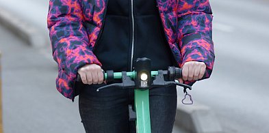13-latka na hulajnodze zderzyła się z rowerzystą. Oboje trafili do szpitala