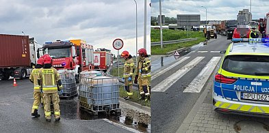 Melasa na jezdni. Wylała się z beczek. Interweniowali strażacy (zdjęcia)