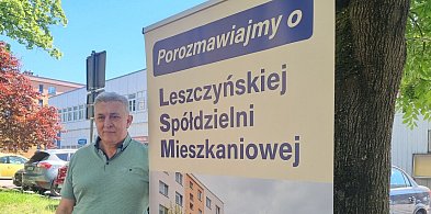 Pan Jerzy stanął z banerem. Zwraca się do mieszkańców LSM