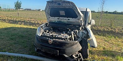 Żeby nie wjechać w auto, wjechał w latarnię i trafił do szpitala