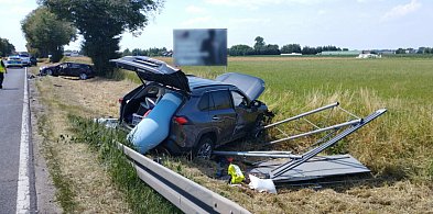 Dwie osoby w szpitalu po zderzeniu aut na krajowej dwunastce (zdjęcia)