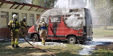 W Boszkowie Letnisku spalił się samochód dostawczy (zdjęcia)