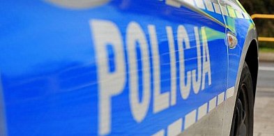 Kilka razy ugodził nożem przechodnia. Zabarykadował się w mieszkaniu