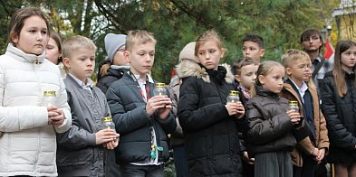 Uczniowie zapalili 20 zniczy dla 20 ofiar (zdjęcia)-79470