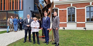 Rzeźba przed wejściem do MBP w Lesznie (zdjęcia)-79617