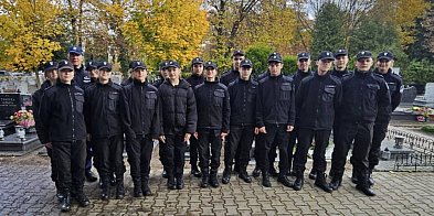Mundurowi licealiści pomagali na cmentarzach (zdjęcia)-79844