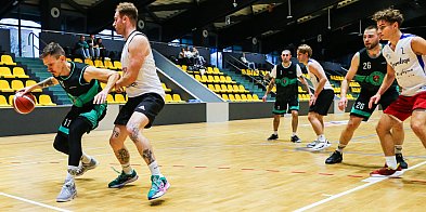 Amatorzy pod koszami. Emocji w Trapezie nie brakowało-79946