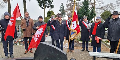 Znicze na 27 powstańczych grobach(zdjęcia, film)-81829