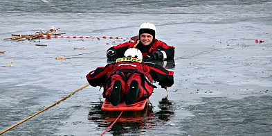 Strażacy ratowali człowieka pod lodem (zdjęcia, film)-82450