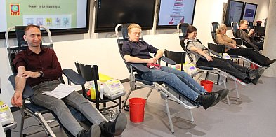 Samorządowa kropla krwi w bibliotece (zdjęcia, film)