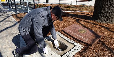 Kapsuła czasu ponownie spoczęła pod dębem (zdjęcia)